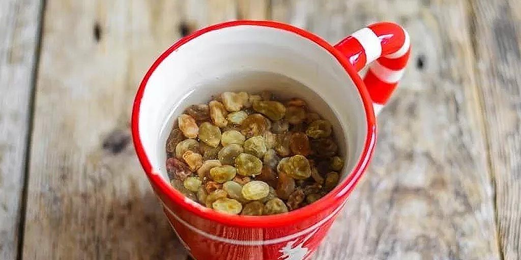 Why It Is Healthier to Eat Raisins Soaked in Water