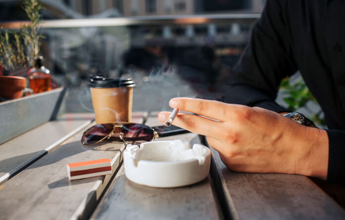 A ciência apoia beber chá enquanto fuma cigarros?